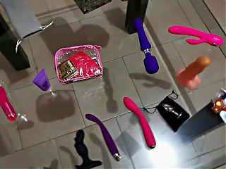 Pijamada porno, se masturban a ver quien obtiene m\u00e1s orgasmos y quien se escurre m\u00e1s